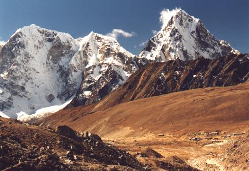 Von rechts: Arakam Tse, Cholatse, Taboche; Unten rechts: Die Lodgeansammlung Lobuche