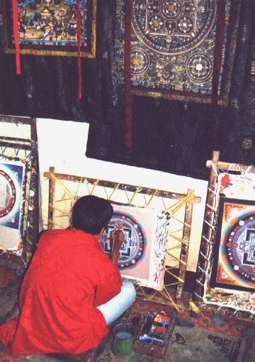Ein Mandala entsteht durch Künstlerhand